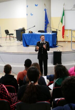 “A testa alta”: l’Istituto Comprensivo "P. Stomeo-G. Zimbalo" ospita il progetto di cittadinanza attiva che apre al dialogo tra generazioni - Corriere Salentino