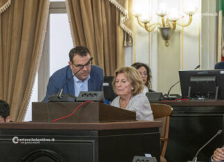 Salvemini contro il “vittimismo aggressivo” torna sul termine “cortigiana”. Pasquino lo bacchetta: “Vergogna”