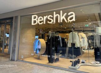 Rimuove le placche antitaccheggio a due felpe e le indossa per rubarle, ma viene scoperto: denuncia e foglio di via per un 40enne