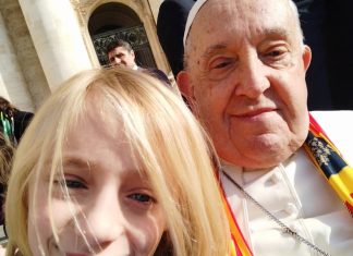 Il Papa con la sciarpa del Lecce: in Piazza San Pietro il selfie del piccolo tifoso