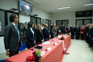 Carmiano in prima linea “contro la violenza sulle donne”. Un numero telefonico e la seconda panchina rossa. Il sindaco Erroi: “Necessario senso di responsabilità condivisa” - Corriere Salentino