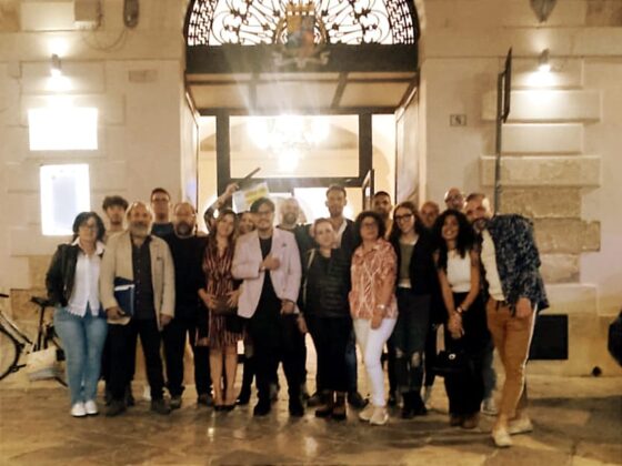 Enzo Petrachi canta in un videoclip “Ipocrisia” girato a Copertino nello storico “Palazzo del Cavaliere” - Corriere Salentino