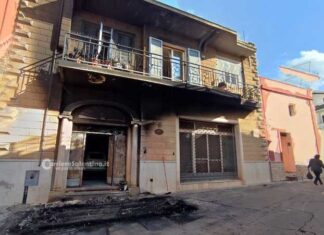 Tre auto in fiamme in meno di 10 minuti, danni ad una casa e anziano colto da malore: fuoco e paura a Taurisano