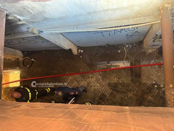 Fiamme in un garage alla periferia di Lecce, evacuato un condominio - Corriere Salentino