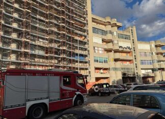 Fiamme in un garage alla periferia di Lecce, evacuato un condominio