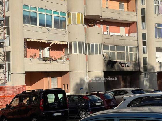 Fiamme in un garage alla periferia di Lecce, evacuato un condominio - Corriere Salentino
