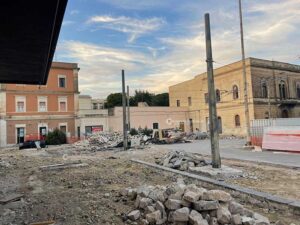 Lunedì riparte il cantiere stazione, era fermo per un vecchio impianto trovato durante gli scavi, Giordano Anguilla: “Consegna in circa 2 mesi” - Corriere Salentino