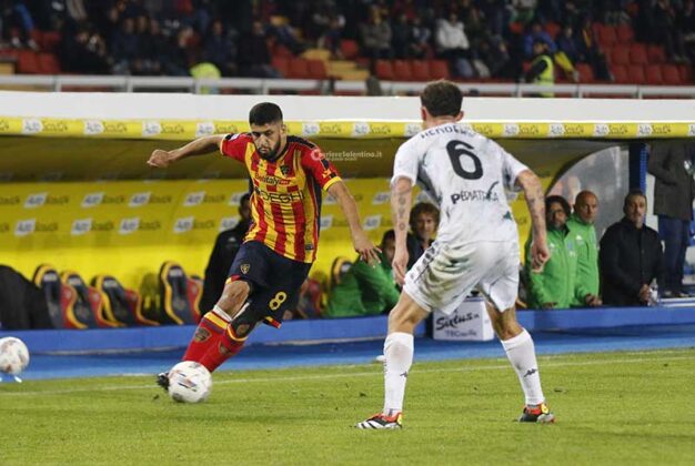 Senza idee né sangue per un tempo, il Lecce riacciuffa l’Empoli nella ripresa. Due traverse nel finale negano la vittoria ai giallorossi - Corriere Salentino