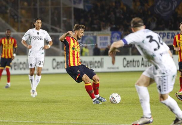 Senza idee né sangue per un tempo, il Lecce riacciuffa l’Empoli nella ripresa. Due traverse nel finale negano la vittoria ai giallorossi - Corriere Salentino