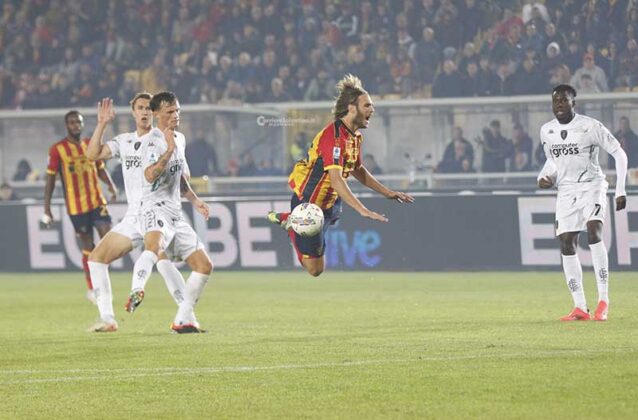 Senza idee né sangue per un tempo, il Lecce riacciuffa l’Empoli nella ripresa. Due traverse nel finale negano la vittoria ai giallorossi - Corriere Salentino