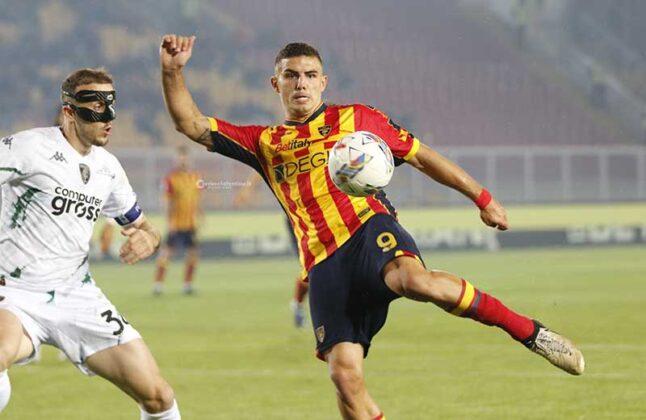 Senza idee né sangue per un tempo, il Lecce riacciuffa l’Empoli nella ripresa. Due traverse nel finale negano la vittoria ai giallorossi - Corriere Salentino