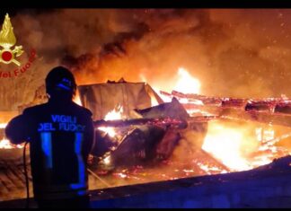 Notte di fuoco nel Capo di Leuca, incendio rade al suolo stabilimento balneare