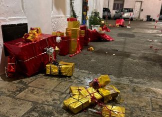 Baby gang in azione ad Alliste: pacchi natalizi strappati e gettati per terra nel centro storico