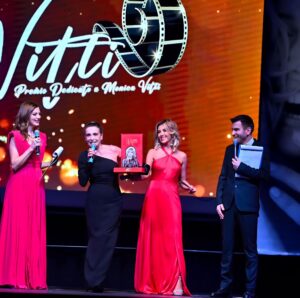 Su Rai 1 il Vitti d'Oro a Lina Sastri consegnato dalla conduttrice pugliese Barbara Politi - Corriere Salentino