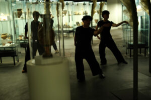 Prometeo Incatenato/Anamnesis. Una creazione di Apostolia Papadamaki con il coro di cittadini e cittadine in scena al Museo Castromediano di Lecce - Corriere Salentino