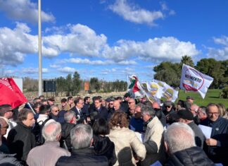 Lecce, il “no” all’impianto in località Cafore: fronte progressista e sindaci di Surbo e Trepuzzi compatti nella manifestazione davanti all’Abbazia
