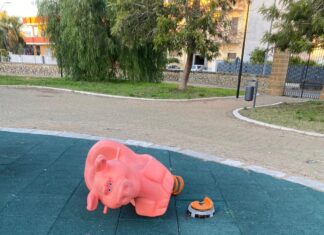 Novoli, distrutte le giostre per bambini disabili: “Siamo indignati e stanchi di questi atti di vandalismo”