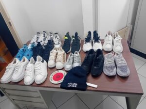 Abusivismo commerciale a Lecce: sequestri della polizia locale tra piazzetta De Sanctis e Corso Vittorio Emanuele II - Corriere Salentino