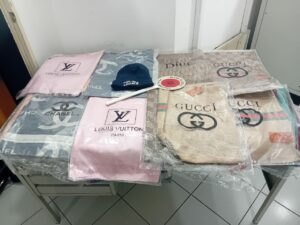 Abusivismo commerciale a Lecce: sequestri della polizia locale tra piazzetta De Sanctis e Corso Vittorio Emanuele II - Corriere Salentino