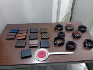 Abusivismo commerciale a Lecce: sequestri della polizia locale tra piazzetta De Sanctis e Corso Vittorio Emanuele II - Corriere Salentino