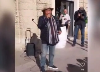 Un artista di strada canta a Lecce: è Albano. La sorpresa oggi in Piazza Duomo