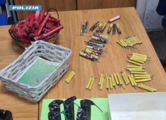 Vendeva petardi illegali nei pressi di una scuola, finisce nei guai a 86 anni