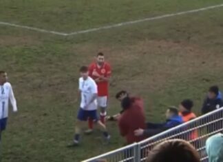 Annulla il gol per fuorigioco, riceve uno ceffone e crolla a terra: paura a Locorotondo per un fischietto leccese, gara sospesa