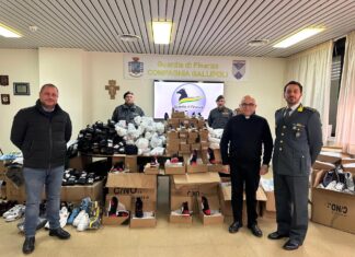 Natale di solidarietà: la guardia di finanza dona giochi e vestiti a famiglie e bambini in difficoltà
