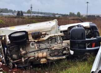 Violento schianto tra camion e autocompattatore, uno dei mezzi si ribalta: in due finiscono in ospedale