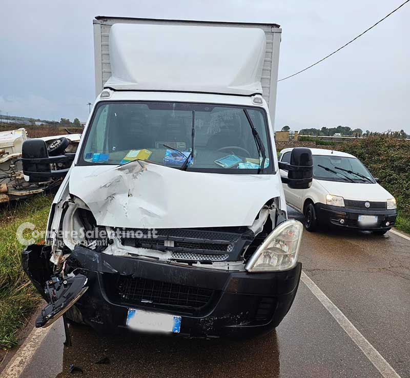 Violento schianto tra camion e autocompattatore, uno dei mezzi si ribalta: in due finiscono in ospedale - Corriere Salentino