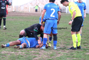 Accusa un malore in campo. Paura per un giocatore 18enne e gara sospesa - Corriere Salentino