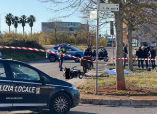 Tragico incidente nel centro abitato: muore motociclista