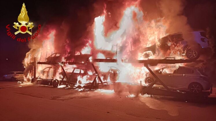 Rogo nella notte: a fuoco bisarca con 9 auto a bordo. Si indaga - Corriere Salentino