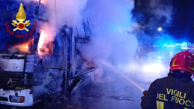 Rogo nella notte: a fuoco bisarca con 9 auto a bordo. Si indaga - Corriere Salentino