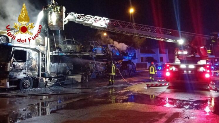Rogo nella notte: a fuoco bisarca con 9 auto a bordo. Si indaga - Corriere Salentino