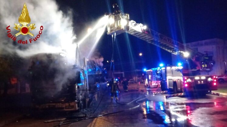 Rogo nella notte: a fuoco bisarca con 9 auto a bordo. Si indaga - Corriere Salentino