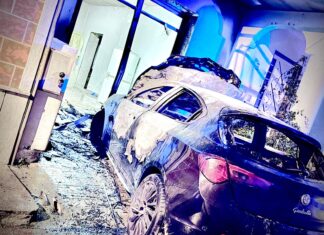 Rogo nel basso Salento, le fiamme danneggiano una Giulietta: si indaga sulle cause