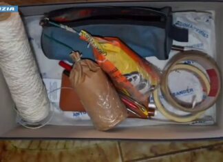 In casa un laboratorio per confezionare bombe carta, anche inneschi per accensione a distanza