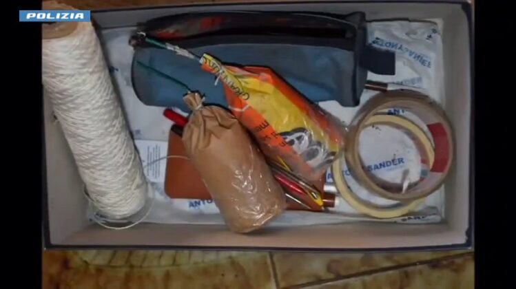 In casa un laboratorio per confezionare bombe carta, anche inneschi per accensione a distanza - Corriere Salentino