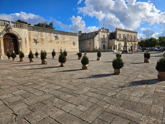 Un Segno Verde per l'Ambiente: Distribuiti 22 Alberelli nei Comuni dell'ARO7 - Corriere Salentino