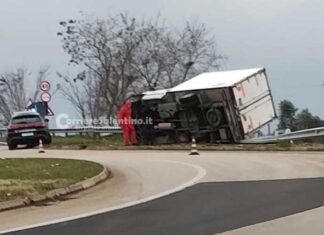 Furgone si ribalta su un fianco mentre effettua una rotatoria, corsa in ospedale per uno dei due occupanti