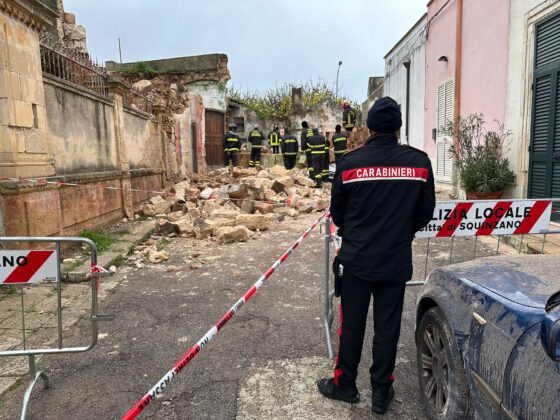 Crolla vecchio opificio, le macerie danneggiano auto e bloccano in casa una famiglia: paura all’alba a Squinzano - Corriere Salentino