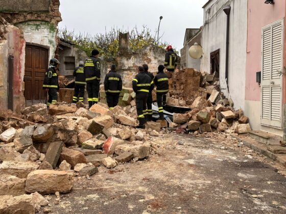 Crolla vecchio opificio, le macerie danneggiano auto e bloccano in casa una famiglia: paura all’alba a Squinzano - Corriere Salentino