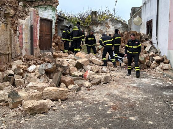 Crolla vecchio opificio, le macerie danneggiano auto e bloccano in casa una famiglia: paura all’alba a Squinzano - Corriere Salentino