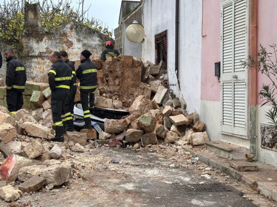 Crolla vecchio opificio, le macerie danneggiano auto e bloccano in casa una famiglia: paura all’alba a Squinzano - Corriere Salentino