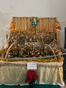 Settore urbanistico del Comune di Lecce: dopo l’albero in piazzetta compare il presepe nell’androne - Corriere Salentino