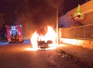 Mezzanotte di fuoco a Gallipoli, distrutta una Fiat Bravo: le telecamere riprendono l’autore