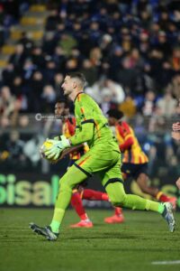 Un Lecce incerottato regge solo un tempo. Falcone para un rigore, ma non basta a evitare la sconfitta: 2 a 0 - Corriere Salentino