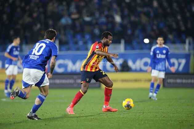 Un Lecce incerottato regge solo un tempo. Falcone para un rigore, ma non basta a evitare la sconfitta: 2 a 0 - Corriere Salentino