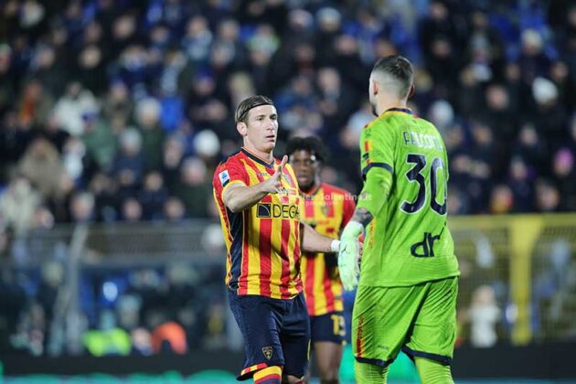 Un Lecce incerottato regge solo un tempo. Falcone para un rigore, ma non basta a evitare la sconfitta: 2 a 0 - Corriere Salentino